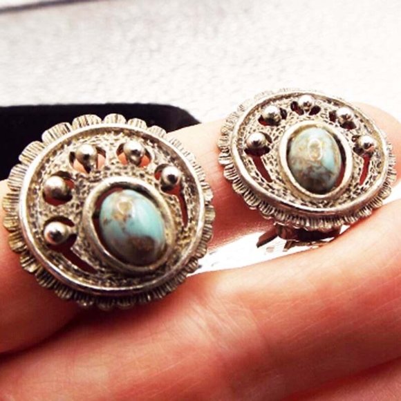 SARAH COVENTRY PAT. PEND. SILVERY FAUX TURQUOISE OVAL CAB CLIP EARRINGS 60 - Picture 3 of 3